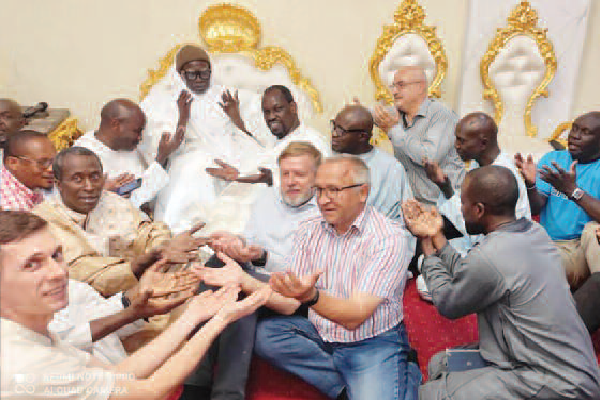 Touba Des émissaires russes et ukrainiennes sollicitent des prières de Serigne Mountakha