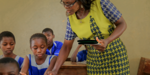 L’EDUCATION DANS LES COMMUNAUTES AFRICAINES MAL DESSERVIES : Les enfants obtiennent un taux d&rsquo;apprentissage supérieur de 53 %