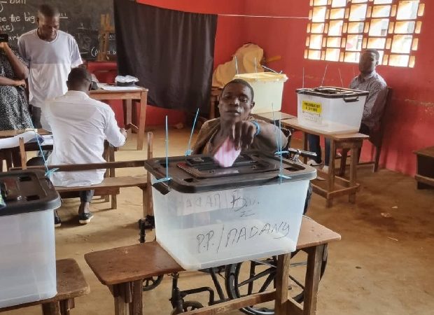 Élections Générales en Sierra Leone : Un vote calme, avec un démarrage lent, quelques soucis mineurs…(CEDEAO)