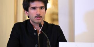Juan Branco, objet d’un mandat d’arrêt international : la réaction pimentée des avocats de Ousmane Sonko