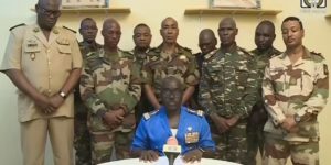 Coup d&rsquo;état au Niger : les putschistes durcissent le ton et rompent les relations diplomatiques avec… Par Paul Ejimé