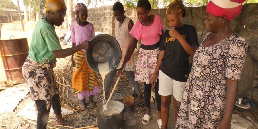 Histoire vécue, source de motivation de la FAO : Le charbon d’herbes, une innovation prometteuse au Ghana