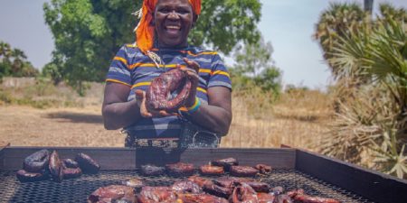 Histoire vécue et motivante de la FAO : Cameroun, des déplacés vont de l’avant grâce à des fours pour fumer le poisson