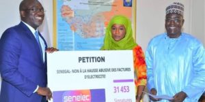 Cherté de l’électricité : Oumy Ndour a déposé sa pétition contre la hausse abusive de l&rsquo;électricité au DG de la Senelec.
