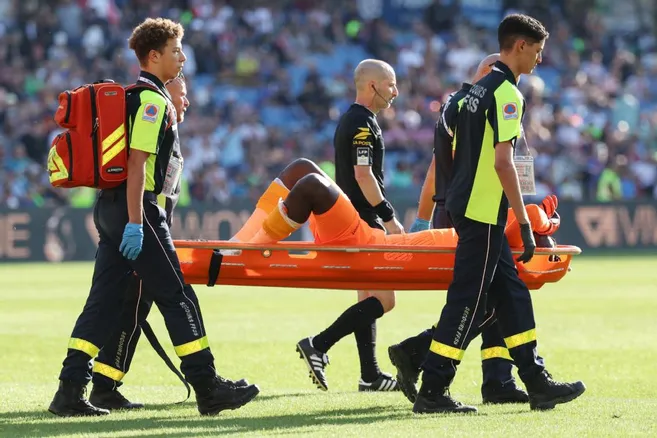 Sport-Football : le Clermont Foot 63 porte plainte contre le supporter qui a jeté un énorme pétard sur Mory Diaw