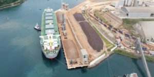 Le Terminal Industriel Polyvalent de San Pedro : Un premier navire post-Panamax dédié à l’exportation du nickel réceptionné avec succès