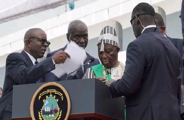 Liberia : cérémonie d’investiture du nouveau président, Joseph Boakai, suspendue, après son malaise
