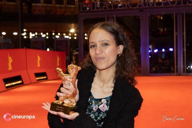 Le  Cinéma Sénégalais honoré à Berlin : Mati Diop remporte l’Ours d’Or pour son film « Dahomey ».