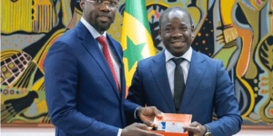 Premier Baril : La réaction de Sonko après avoir reçu l’échantillon de pétrole extrait dans les gisements de Sangomar