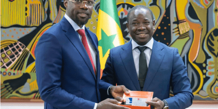 Premier Baril : La réaction de Sonko après avoir reçu l’échantillon de pétrole extrait dans les gisements de Sangomar