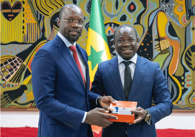 Premier Baril : La réaction de Sonko après avoir reçu l’échantillon de pétrole extrait dans les gisements de Sangomar