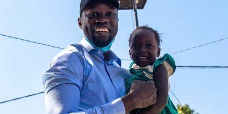 L’image de l’enfant en politique – Sonko en mode maternante Par Bacary Domingo Mane