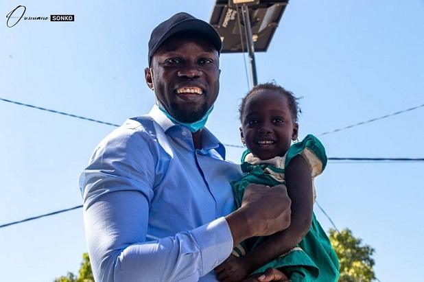 L’image de l’enfant en politique – Sonko en mode maternante Par Bacary Domingo Mane