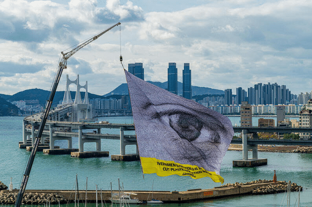 Négociations décisives sur le traité sur les plastiques, Greenpeace Afrique met en garde les dirigeants mondiaux : « Nous vous avons à l’œil »