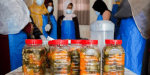 Sceller des bocaux, ouvrir des portes : Un centre de transformation alimentaire offre des débouchés économiques aux femmes afghanes