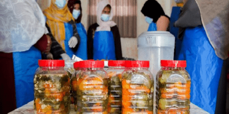 Sceller des bocaux, ouvrir des portes : Un centre de transformation alimentaire offre des débouchés économiques aux femmes afghanes