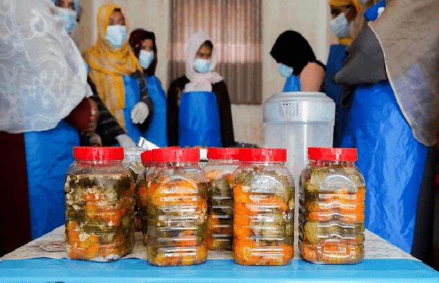 Sceller des bocaux, ouvrir des portes : Un centre de transformation alimentaire offre des débouchés économiques aux femmes afghanes