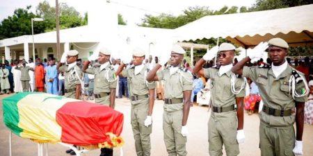 Hommage national rendu à Thiès : émotion et recueillement lors de la levée de corps de l’Adjudant Adama Ndiaye
