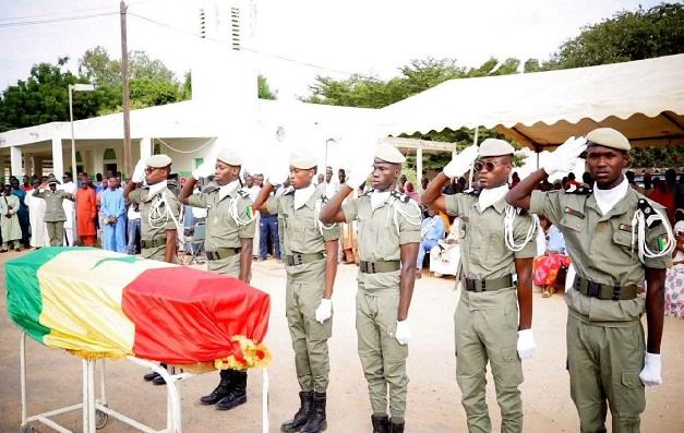 Hommage national rendu à Thiès : émotion et recueillement lors de la levée de corps de l’Adjudant Adama Ndiaye