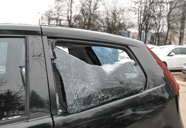 Vol audacieux au cimetière de Yoff : l’insécurité s’invite jusque dans les lieux de recueillement, un véhicule cambriolé en pleine inhumation