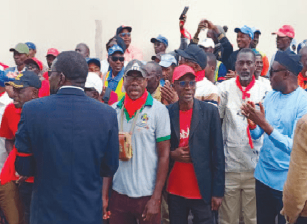 Crise sociale à la mairie de Saint-Louis : en sit-in contre la suspension de leurs indemnités, les agents annoncent un débrayage