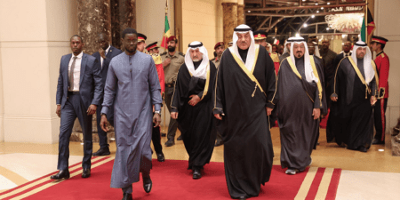 Une coopération renforcée au cœur du déplacement présidentiel : Bassirou Diomaye Faye accueilli avec les honneurs au Koweït