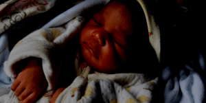 Découverte bouleversante à Malika : un bébé abandonné près du stade, une enquête ouverte