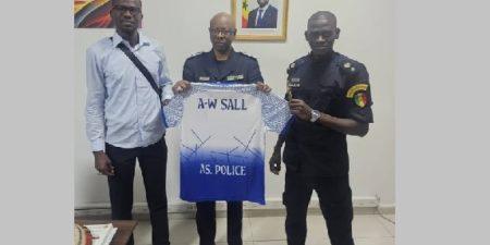 L’Association sportive de la Police célèbre le soutien de la hiérarchie: un maillot symbolique remis à son Directeur général adjoint