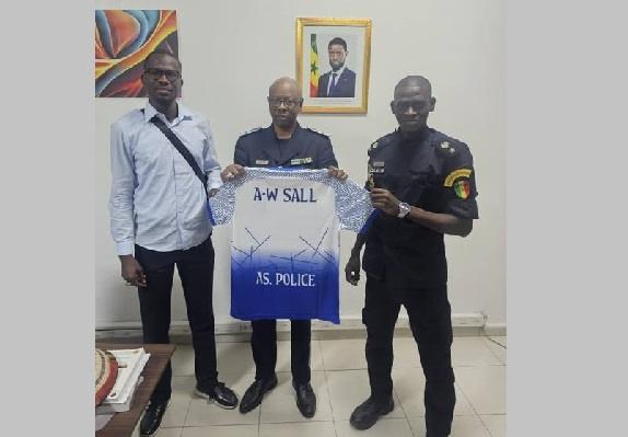 L’Association sportive de la Police célèbre le soutien de la hiérarchie: un maillot symbolique remis à son Directeur général adjoint