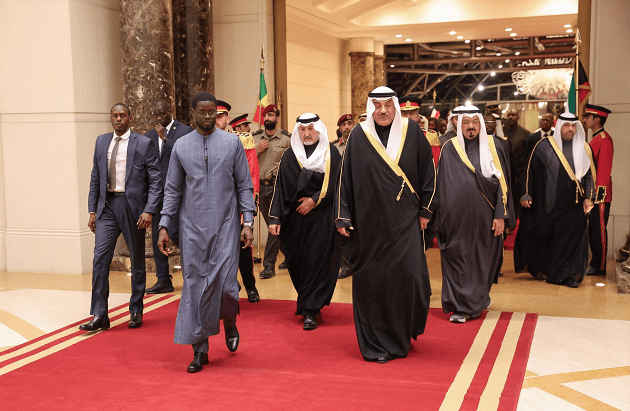 Une coopération renforcée au cœur du déplacement présidentiel : Bassirou Diomaye Faye accueilli avec les honneurs au Koweït
