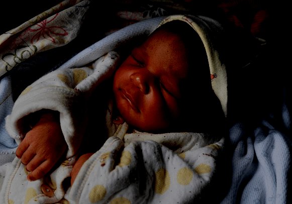 Découverte bouleversante à Malika : un bébé abandonné près du stade, une enquête ouverte