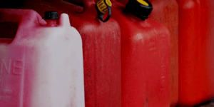 Contrebande vers le Mali : la Police intercepte un convoyeur de gasoil à Kidira, l’individu déféré après la saisie de 66 bidons de carburant