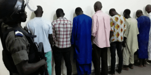 Ouakam : cinq individus déférés après le démantèlement d’un réseau structuré de fraude documentaire