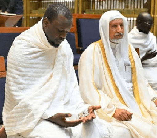 Ousmane Sonko accomplit la Omra à La Mecque: recueillement du chef du gouvernement sénégalais en Arabie saoudite