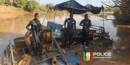 Lutte contre l’exploitation illégale : une drague clandestine détruite par les forces de sécurité à Doguiba