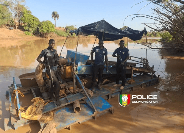Lutte contre l’exploitation illégale : une drague clandestine détruite par les forces de sécurité à Doguiba