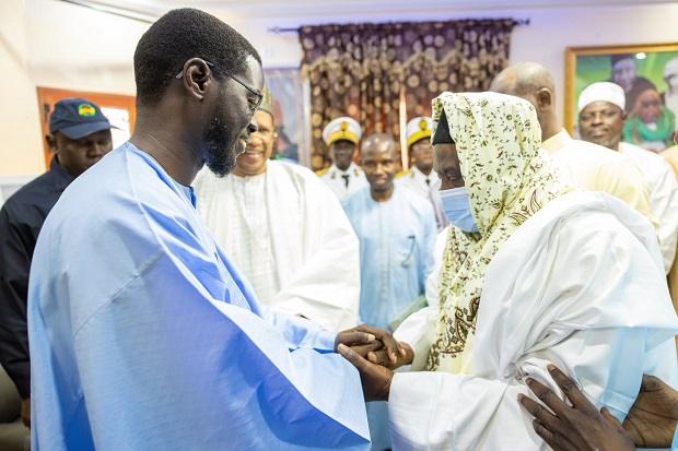 Visite présidentielle : Le chef de l’État Bassirou Diomaye Faye entre recueillement et communion spirituelle à Louga et Guéoul