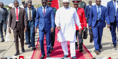 Sénégal-Gambie : Bassirou Diomaye Faye à Banjul, une visite de travail sous le signe de la fraternité et de l’intégration