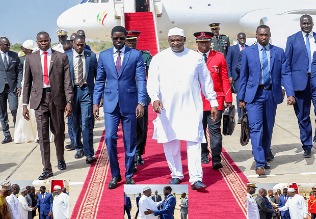 Sénégal-Gambie : Bassirou Diomaye Faye à Banjul, une visite de travail sous le signe de la fraternité et de l’intégration