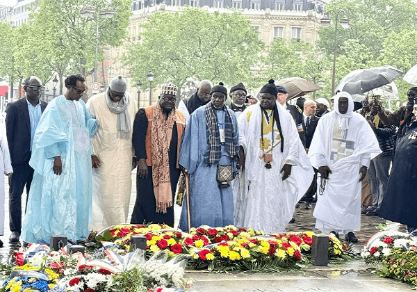 Sous l’Arc de Triomphe à Paris :  la diaspora sénégalaise honore les  combattants tirailleurs et guides religieux des guerres mondiales
