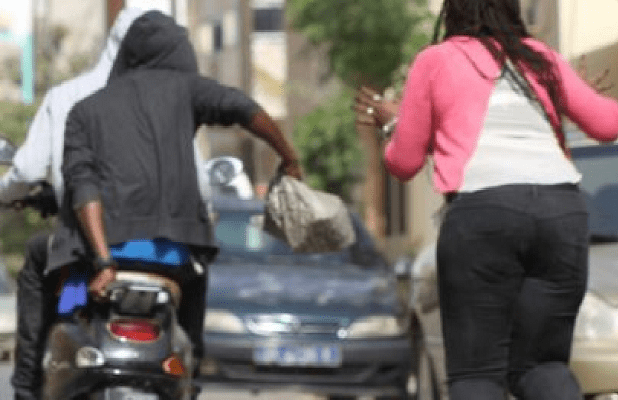 Corniche-Ouest : deux présumés agresseurs arrêtés après une tentative d&rsquo;arrachage de sac en pleine journée